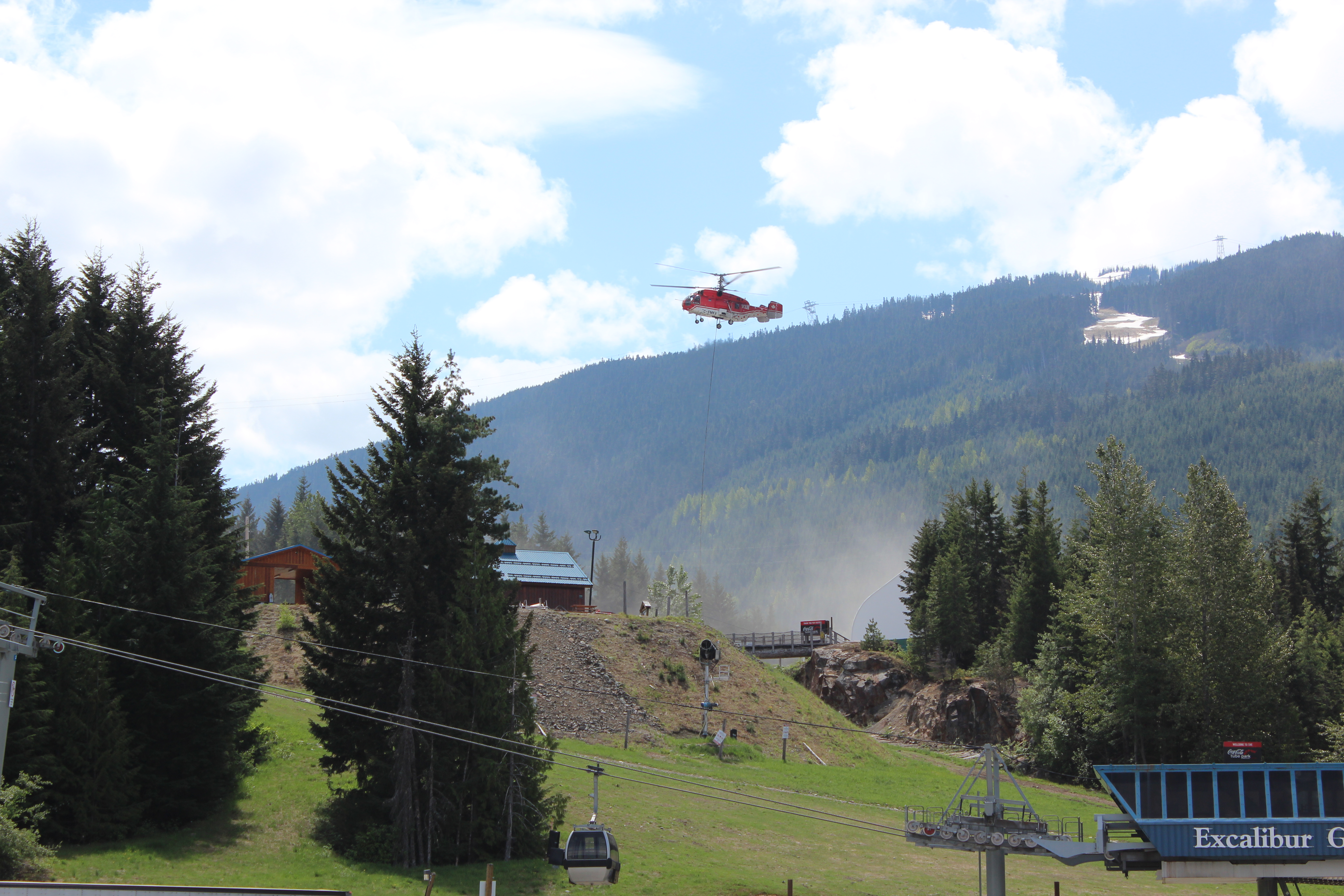 Helicopter with a cable under carrying chair lift parts